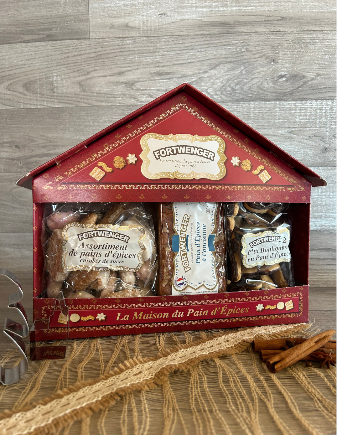 Small house with 3 gingerbreads
