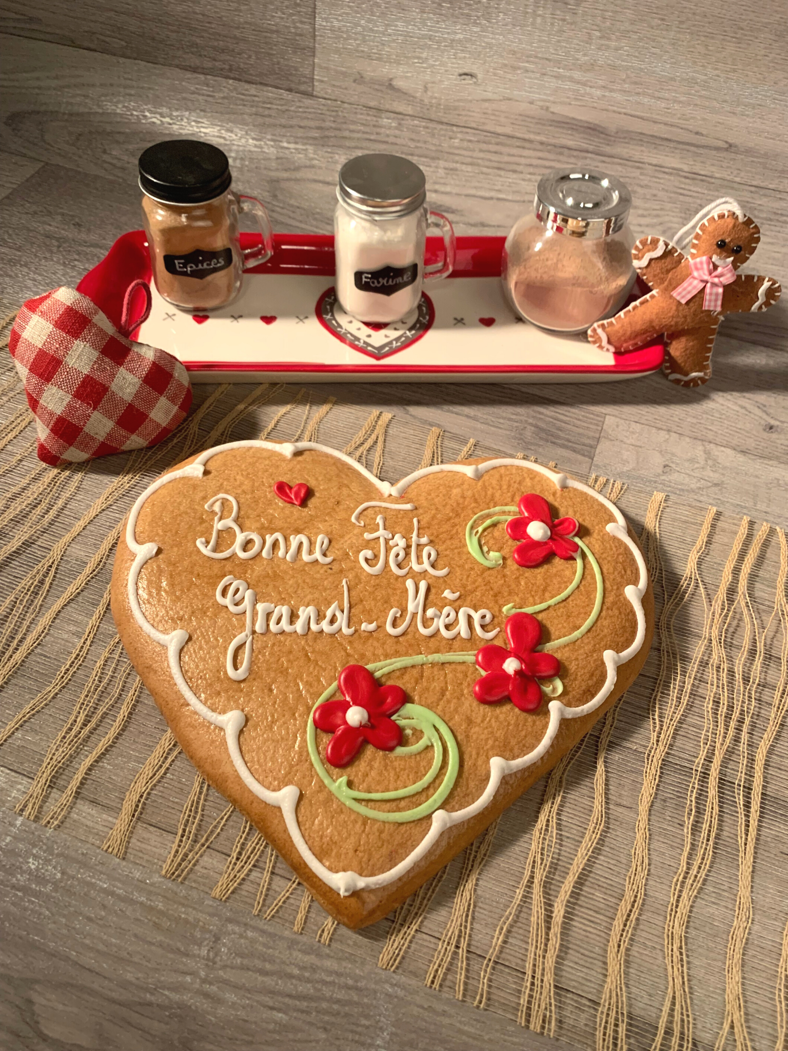 Alsatian gingerbread heart decorated with flowers 