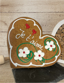 Alsatian gingerbread heart decorated with flowers 