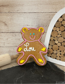 Alsatian gingerbread teddy bear with pink edging 
